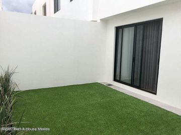 Casas en venta en San Isidro Juriquilla, 3 recámaras 2.5 baños, cocina equipada, acabados en mármol, Alberca, Gimnasio, Jardines, Salón usos múltiples