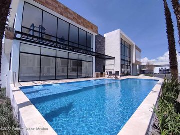 Casas en venta en San Isidro Juriquilla, 3 recámaras 2.5 baños, cocina equipada, acabados en mármol, Alberca, Gimnasio, Jardines, Salón usos múltiples