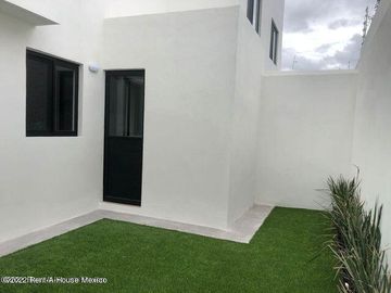 Casas en venta en San Isidro Juriquilla, 3 recámaras 2.5 baños, cocina equipada, acabados en mármol, Alberca, Gimnasio, Jardines, Salón usos múltiples