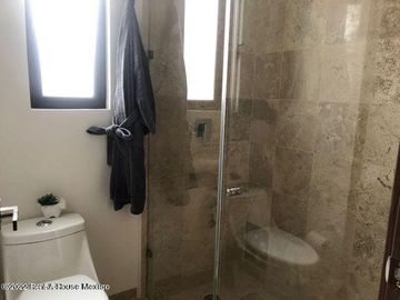 Casas en venta en San Isidro Juriquilla, 3 recámaras 2.5 baños, cocina equipada, acabados en mármol, Alberca, Gimnasio, Jardines, Salón usos múltiples