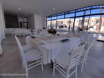 Casas en venta en San Isidro Juriquilla, 3 recámaras 2.5 baños, cocina equipada, acabados en mármol, Alberca, Gimnasio, Jardines, Salón usos múltiples