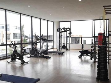 Casas en venta en San Isidro Juriquilla, 3 recámaras 2.5 baños, cocina equipada, acabados en mármol, Alberca, Gimnasio, Jardines, Salón usos múltiples