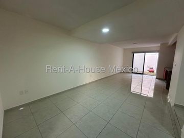 Casa en venta en El Mirador, privada con vigilancia 24 h, jardín, sala de TV y 2 estacionamientos