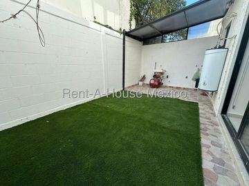 Casa en venta en El Mirador, privada con vigilancia 24 h, jardín, sala de TV y 2 estacionamientos