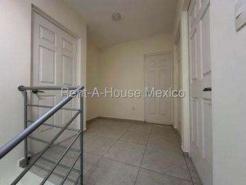 Casa en venta en El Mirador, privada con vigilancia 24 h, jardín, sala de TV y 2 estacionamientos