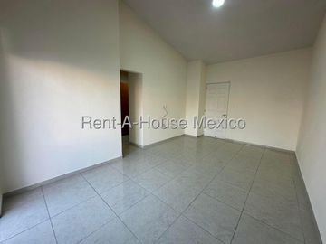 Casa en venta en El Mirador, privada con vigilancia 24 h, jardín, sala de TV y 2 estacionamientos