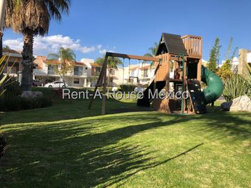 Casa en venta en El Mirador, privada con vigilancia 24 h, jardín, sala de TV y 2 estacionamientos