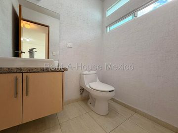 Casa en venta en Juriquilla Santa Fe, 3 recámaras, cocina equipada y 2 estacionamientos