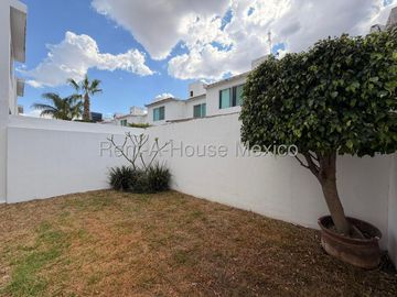 Casa en venta en Juriquilla Santa Fe, 3 recámaras, cocina equipada y 2 estacionamientos