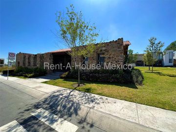 Casa en venta en Zakia, 144 m2 de construcción, 2 recámaras, estudio, terraza y jardín