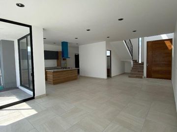 Casa en La Reserva, Valle de Juriquilla, doble altura, cuarto de servicio, vigilancia 24 h y áreas verdes