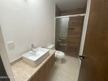 Casa en La Reserva, Valle de Juriquilla, doble altura, cuarto de servicio, vigilancia 24 h y áreas verdes