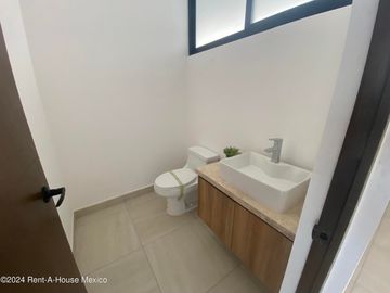 Casa en La Reserva, Valle de Juriquilla, doble altura, cuarto de servicio, vigilancia 24 h y áreas verdes