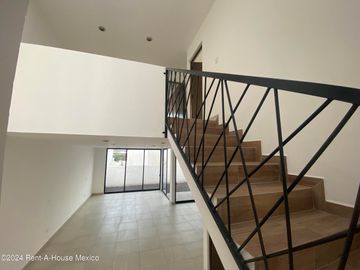 Casa en La Reserva, Valle de Juriquilla, doble altura, cuarto de servicio, vigilancia 24 h y áreas verdes
