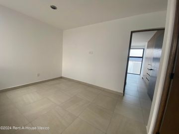 Casa en La Reserva, Valle de Juriquilla, doble altura, cuarto de servicio, vigilancia 24 h y áreas verdes