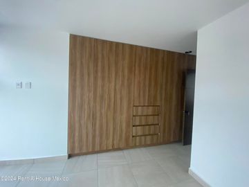 Casa en La Reserva, Valle de Juriquilla, doble altura, cuarto de servicio, vigilancia 24 h y áreas verdes