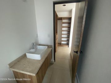 Casa en La Reserva, Valle de Juriquilla, doble altura, cuarto de servicio, vigilancia 24 h y áreas verdes