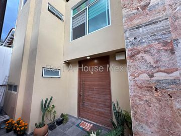 Casa en Real de Juriquilla, 3 niveles, estudio, jardín de 95 m2 y cochera para 3 autos, 4 recámaras cada una con baño