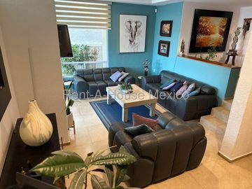 Casa en Real de Juriquilla, 3 niveles, estudio, jardín de 95 m2 y cochera para 3 autos, 4 recámaras cada una con baño