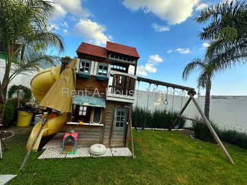 Casa en Real de Juriquilla, 3 niveles, estudio, jardín de 95 m2 y cochera para 3 autos, 4 recámaras cada una con baño