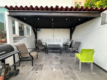 Casa en Real de Juriquilla, 3 niveles, estudio, jardín de 95 m2 y cochera para 3 autos, 4 recámaras cada una con baño
