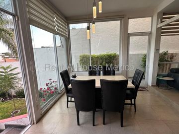 Casa en Real de Juriquilla, 3 niveles, estudio, jardín de 95 m2 y cochera para 3 autos, 4 recámaras cada una con baño