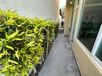 Casa en Real de Juriquilla, 3 niveles, estudio, jardín de 95 m2 y cochera para 3 autos, 4 recámaras cada una con baño