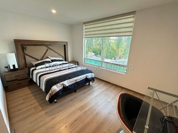 Casa en Real de Juriquilla, 3 niveles, estudio, jardín de 95 m2 y cochera para 3 autos, 4 recámaras cada una con baño
