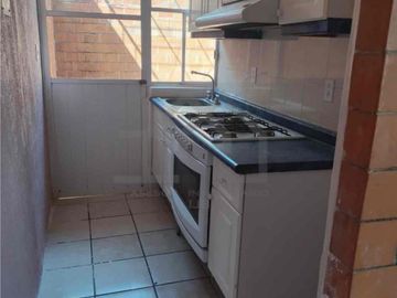 Rento casa de una planta de 2 habitaciones, 1 baño.