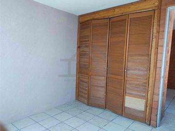 Rento casa de una planta de 2 habitaciones, 1 baño.
