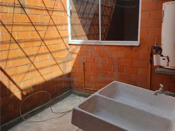 Rento casa de una planta de 2 habitaciones, 1 baño.