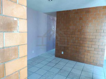 Rento casa de una planta de 2 habitaciones, 1 baño.