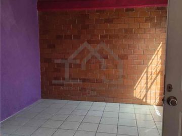 Rento casa de una planta de 2 habitaciones, 1 baño.