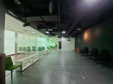 Sewa Kantor Semi Furnish 191 m2 di AXA Tower Kuningan City