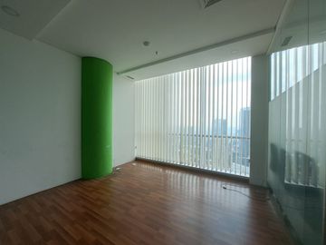Sewa Kantor Semi Furnish 191 m2 di AXA Tower Kuningan City