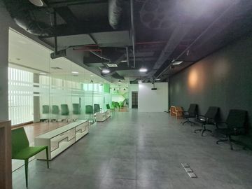 Sewa Kantor Semi Furnish 191 m2 di AXA Tower Kuningan City