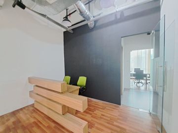 Sewa Kantor Semi Furnish 191 m2 di AXA Tower Kuningan City