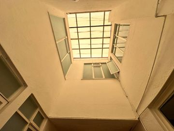 CASA CON 4 RECÁMARAS, ESTUDIO Y PATIO TRASERO, EN CIUDAD JARDÍN, COYOACÁN