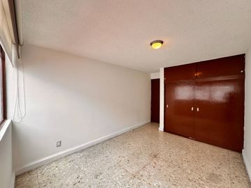 CASA CON 4 RECÁMARAS, ESTUDIO Y PATIO TRASERO, EN CIUDAD JARDÍN, COYOACÁN