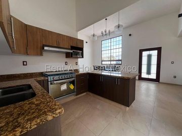 VENTA CASA TEQUISQUIAPAN CERCA CLUB DE GOLF CENTRO, 3 RECAMARAS, 4 BAÑOS.