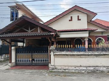 Dijual Rumah Luas Strategis di Jatiwaringin, Bekasi