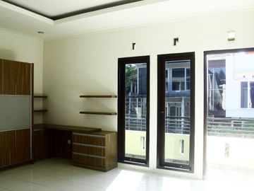 Dijual Rumah 2 Lantai Nyaman Siap Huni Minimalis Lokasi Strategis di Komplek Griya Cigadung Bandung