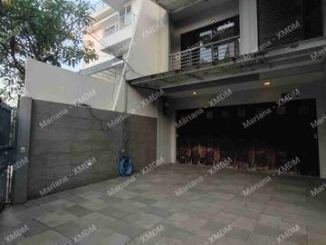 POSISI HOEK ➡️ RUMAH BESAR DI SUNTER BISMA➡️ Extra taman samping bisa dijadikan kolam renang