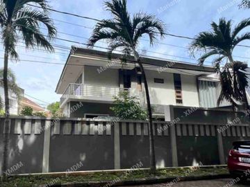 POSISI HOEK ➡️ RUMAH BESAR DI SUNTER BISMA➡️ Extra taman samping bisa dijadikan kolam renang