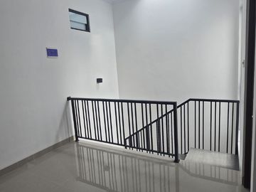 Dijual BU Rumah 2 Lantai di Meruya Selatan, Kembangan