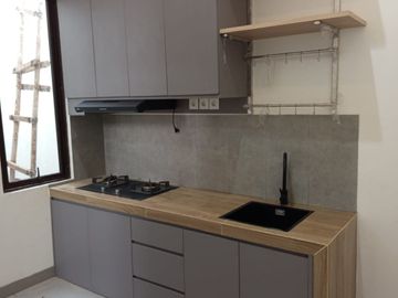Disewakan Murah Rumah Sudah ada Kitchen set dan AC di Citra Garden serpong