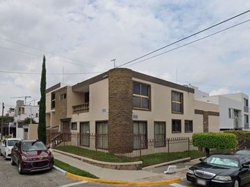 VENTA DE CASA Calle Mesones # 2256 Colonia Jardines del Contry Municipio Guadalajara C.P. 44210 Jalisco