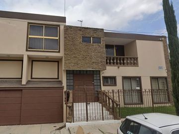 VENTA DE CASA Calle Mesones # 2256 Colonia Jardines del Contry Municipio Guadalajara C.P. 44210 Jalisco