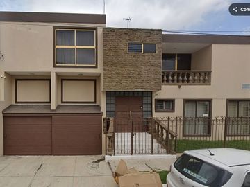 VENTA DE CASA Calle Mesones # 2256 Colonia Jardines del Contry Municipio Guadalajara C.P. 44210 Jalisco