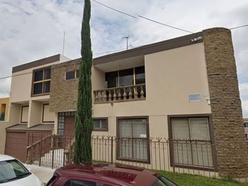 VENTA DE CASA Calle Mesones # 2256 Colonia Jardines del Contry Municipio Guadalajara C.P. 44210 Jalisco